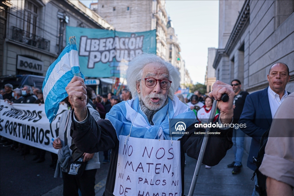 Полиция разогнала акцию протеста пенсионеров в Буэнос-Айресе