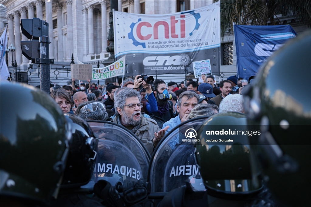 Полиция разогнала акцию протеста пенсионеров в Буэнос-Айресе