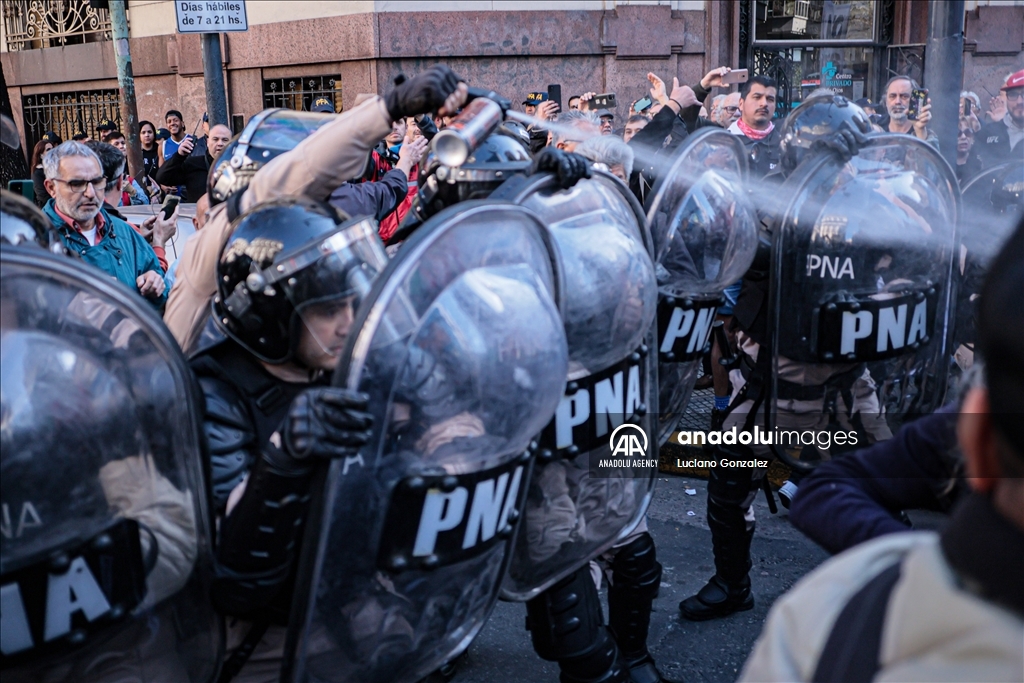 Полиция разогнала акцию протеста пенсионеров в Буэнос-Айресе