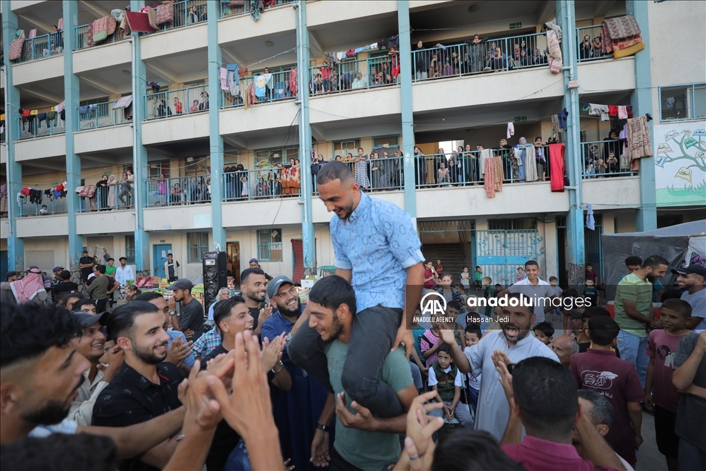 على وقع طبول الحرب.. زفاف فلسطيني في مدرسة تؤوي نازحين بغزة