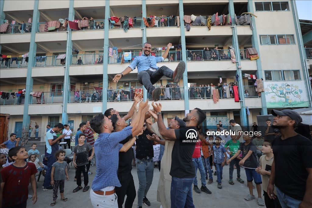 على وقع طبول الحرب.. زفاف فلسطيني في مدرسة تؤوي نازحين بغزة