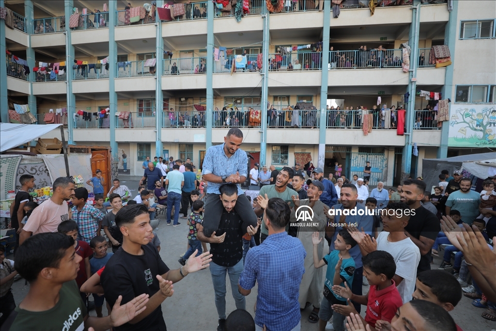 على وقع طبول الحرب.. زفاف فلسطيني في مدرسة تؤوي نازحين بغزة