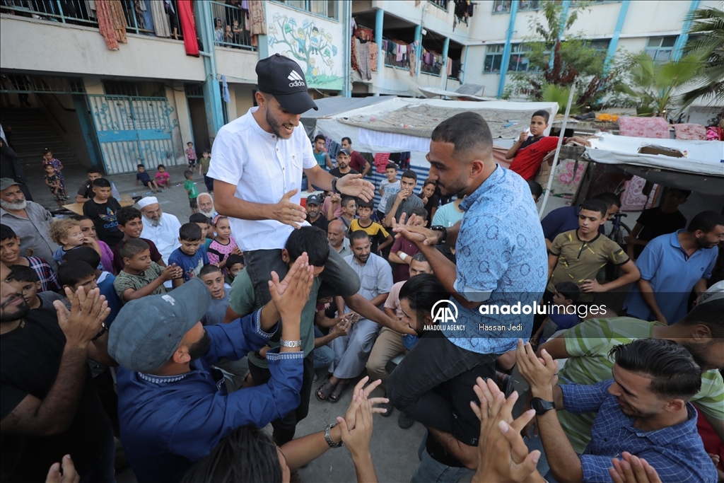 على وقع طبول الحرب.. زفاف فلسطيني في مدرسة تؤوي نازحين بغزة