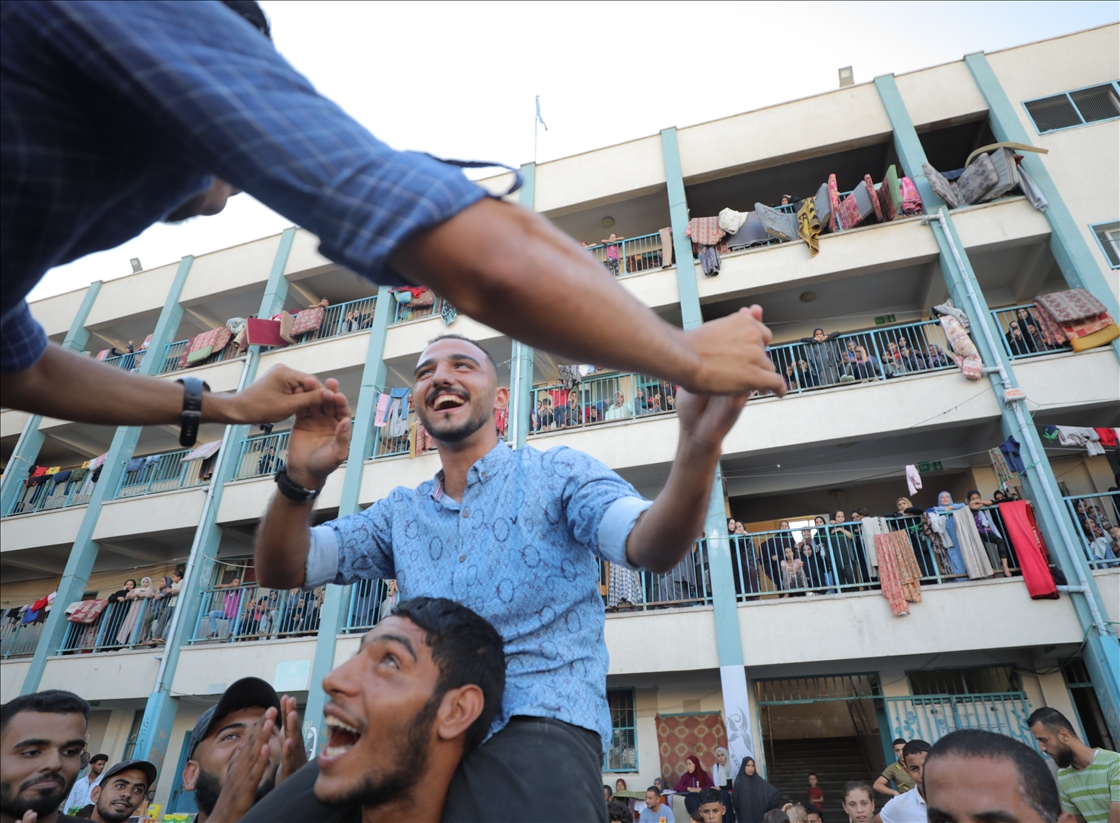 على وقع طبول الحرب.. زفاف فلسطيني في مدرسة تؤوي نازحين بغزة