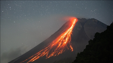 Endonezya'daki Merapi Yanardağı'nda volkanik hareketlilik artarak devam ediyor