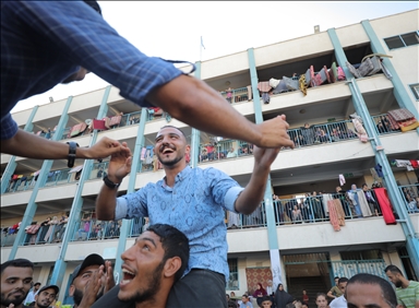 على وقع طبول الحرب.. زفاف فلسطيني في مدرسة تؤوي نازحين بغزة