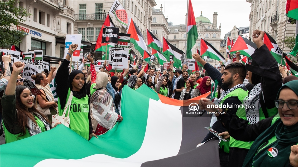 İngiliz halkı, Gazze'de acil ateşkes çağrısıyla İsrail'in Londra Büyükelçiliğine yürüdü