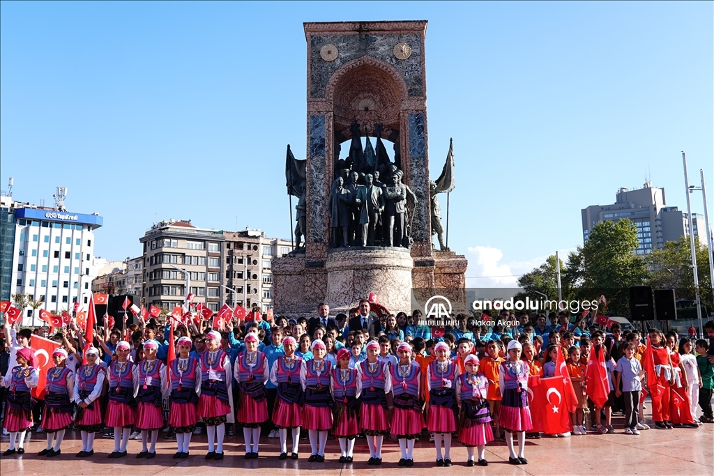 Yeni eğitim öğretim yılının başlaması dolayısıyla Taksim Cumhuriyet Anıtı'na çelenk bırakıldı