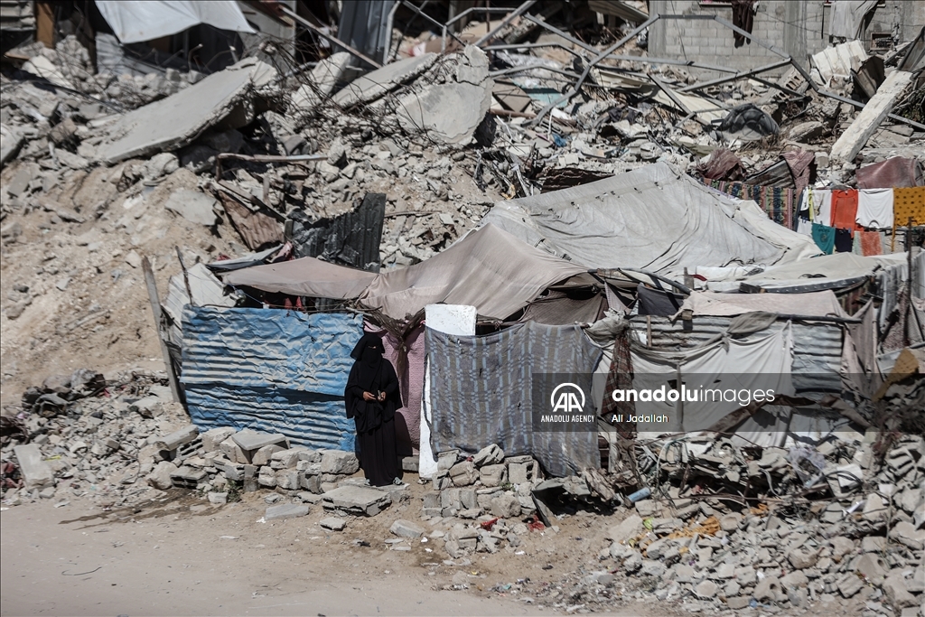 Daily life continues amid Israeli attacks in Khan Yunis