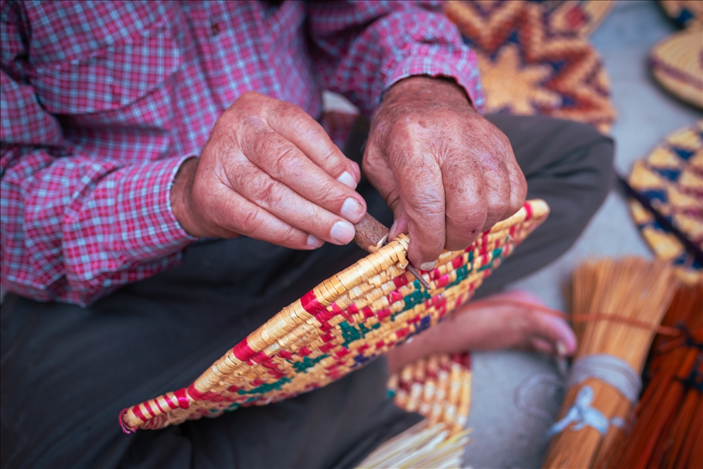 Niyazi Koleoglu turn wheat stalks into art for 65 years in Hatay