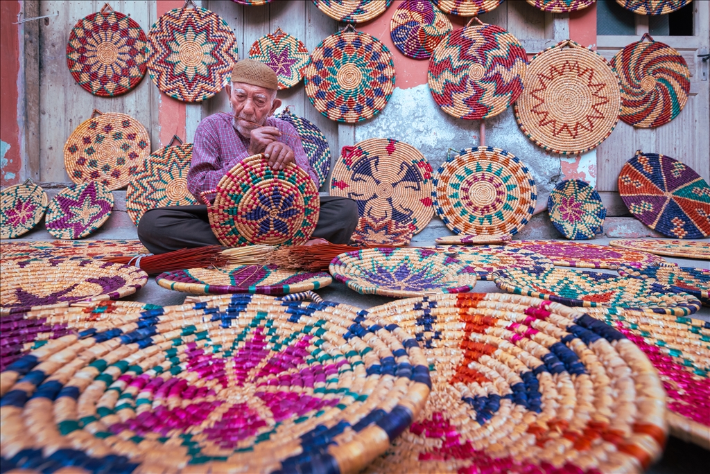 Niyazi Koleoglu turn wheat stalks into art for 65 years in Hatay