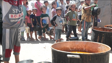 Gazze'de yerinden edilmiş Filistinlilere sıcak yemek yardımı