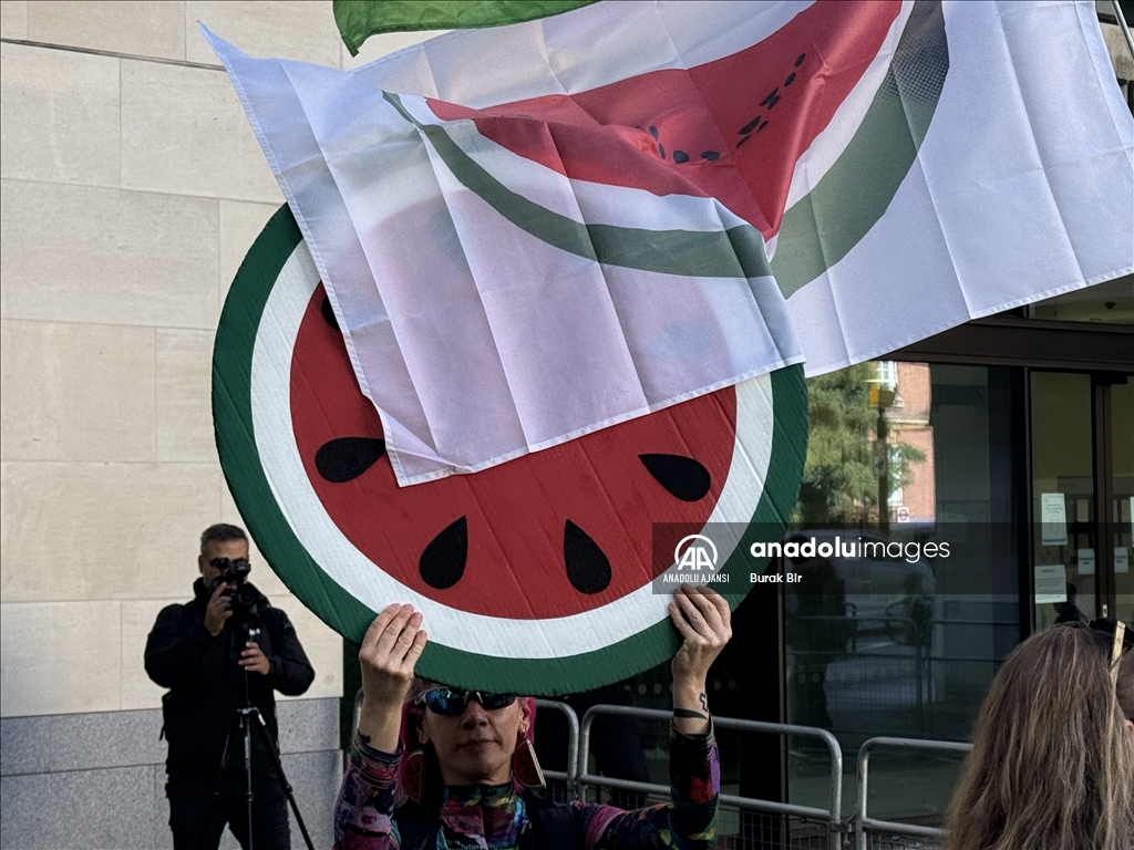 Londra'da ırk temelli kamu düzenini bozma" suçlamasıyla yargılanan Filistin yanlısı protestocuya destek gösterisi