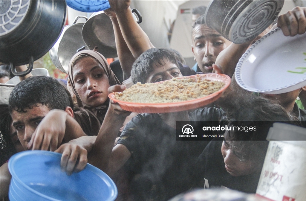 Gazze'de yerinden edilmiş Filistinlilere yemek dağıtıldı