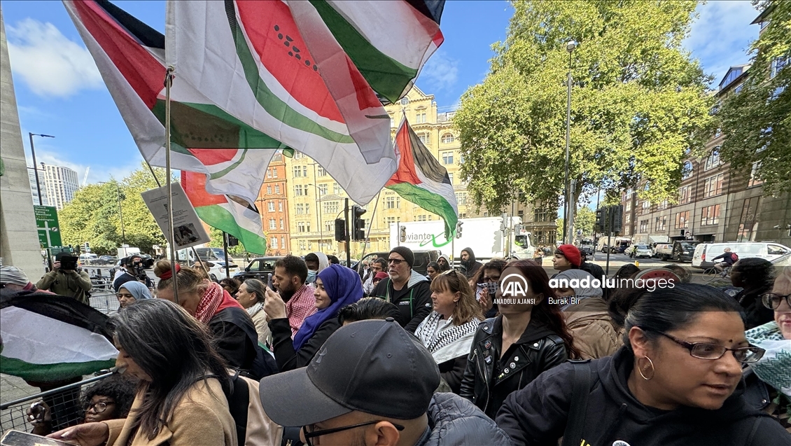 Londra'da ırk temelli kamu düzenini bozma" suçlamasıyla yargılanan Filistin yanlısı protestocuya destek gösterisi