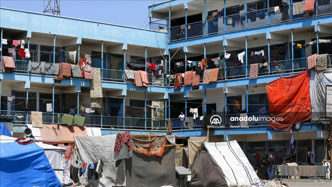 Gazze'deki BM okuluna sığınan Filistinliler, zor şartlar altında yaşamlarını sürdürüyor