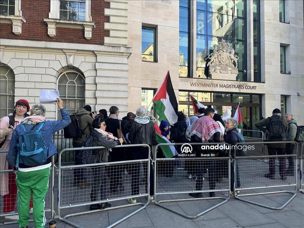 Londra'da ırk temelli kamu düzenini bozma" suçlamasıyla yargılanan Filistin yanlısı protestocuya destek gösterisi