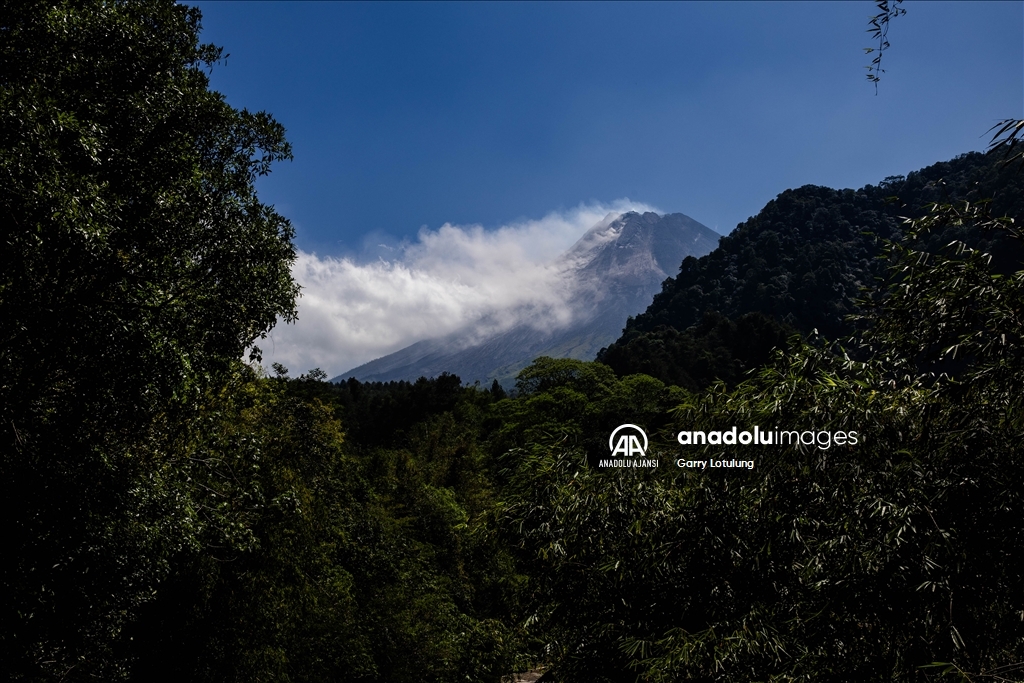 Endonezya'daki Merapi Yanardağı lav ve kül püskürtmeye devam ediyor