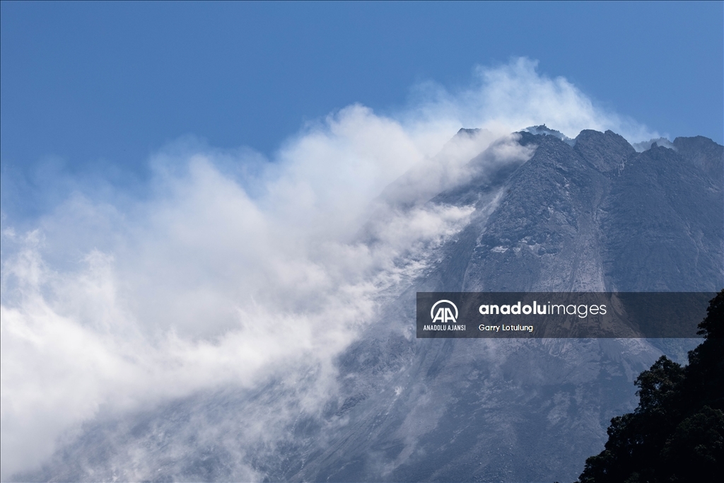 Endonezya'daki Merapi Yanardağı lav ve kül püskürtmeye devam ediyor