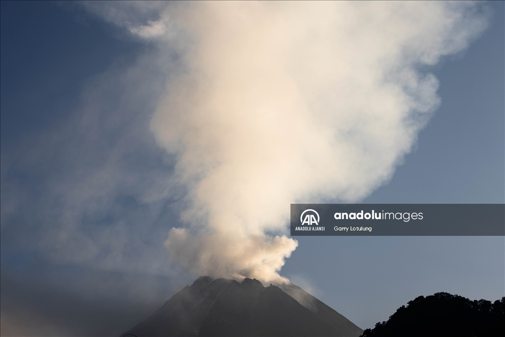 Endonezya'daki Merapi Yanardağı lav ve kül püskürtmeye devam ediyor