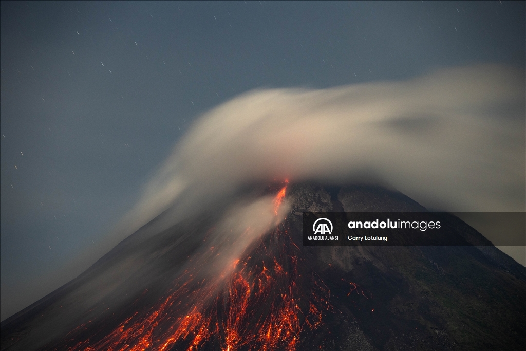 Endonezya'daki Merapi Yanardağı lav ve kül püskürtmeye devam ediyor