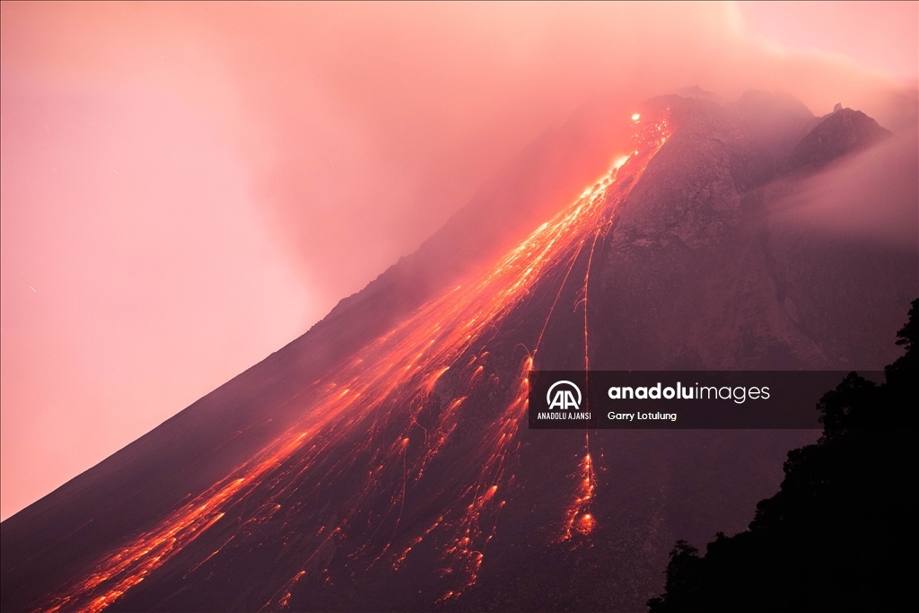 Endonezya'daki Merapi Yanardağı lav ve kül püskürtmeye devam ediyor