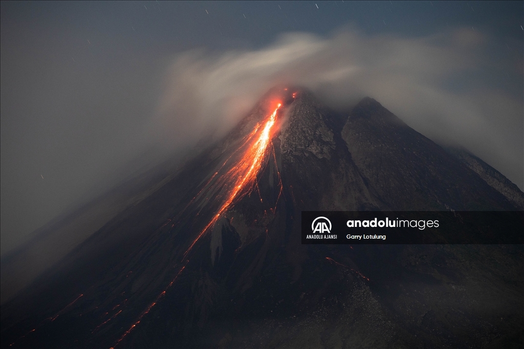 Endonezya'daki Merapi Yanardağı lav ve kül püskürtmeye devam ediyor
