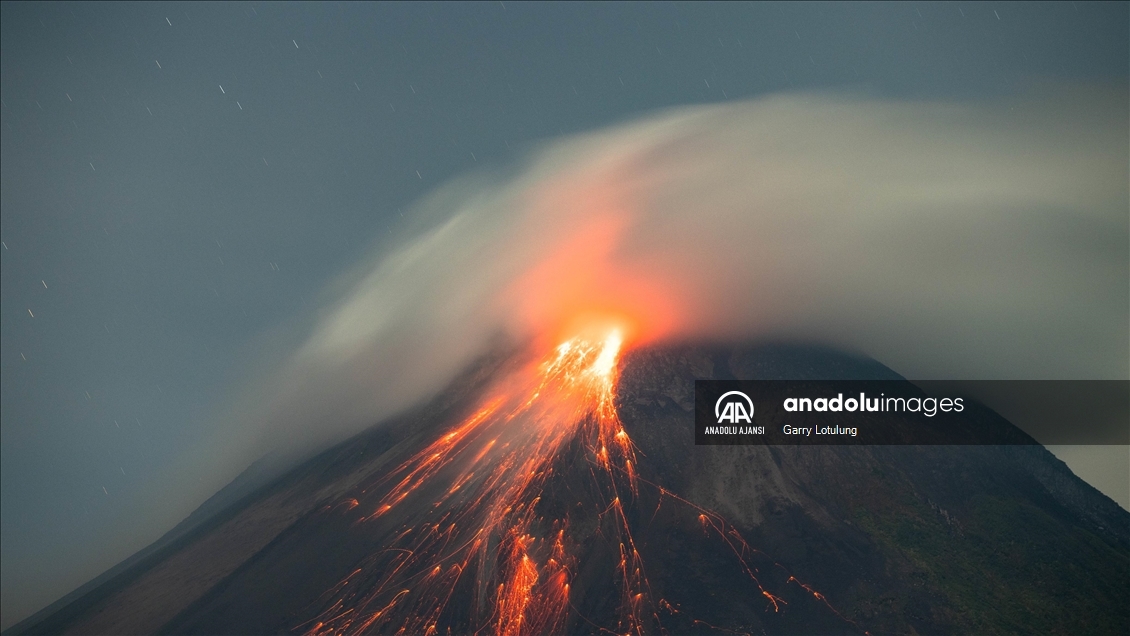 Endonezya'daki Merapi Yanardağı lav ve kül püskürtmeye devam ediyor