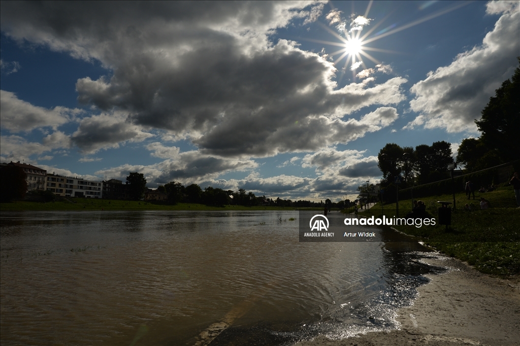 Heavy rain triggers floods, overflowing Vistula River in Southern Poland