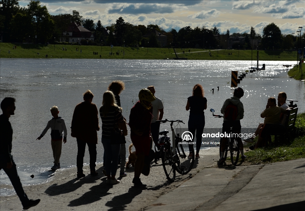 Heavy rain triggers floods, overflowing Vistula River in Southern Poland