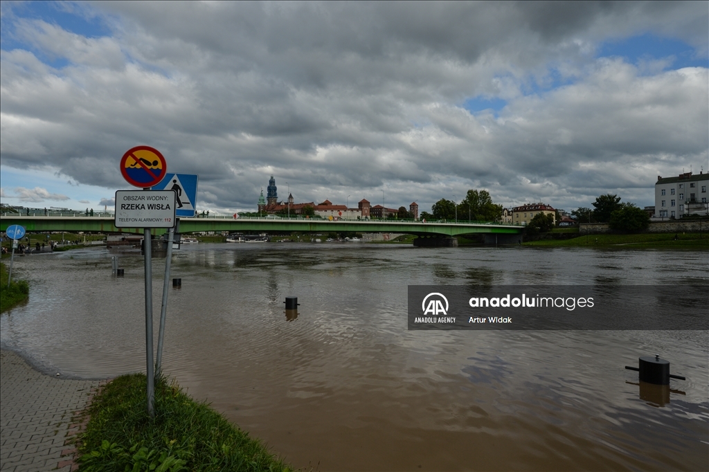 Heavy rain triggers floods, overflowing Vistula River in Southern Poland