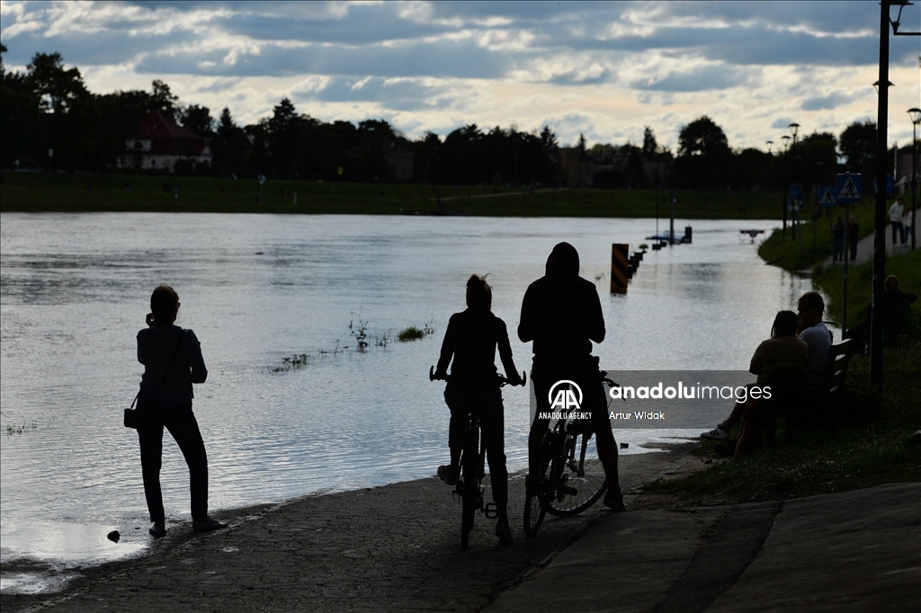 Heavy rain triggers floods, overflowing Vistula River in Southern Poland