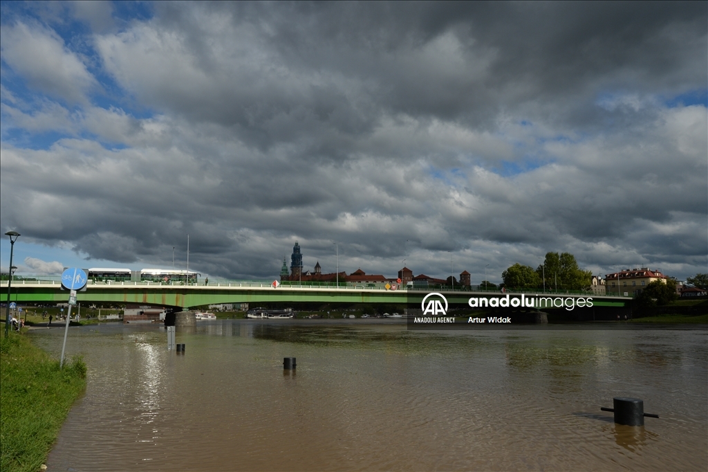 Heavy rain triggers floods, overflowing Vistula River in Southern Poland