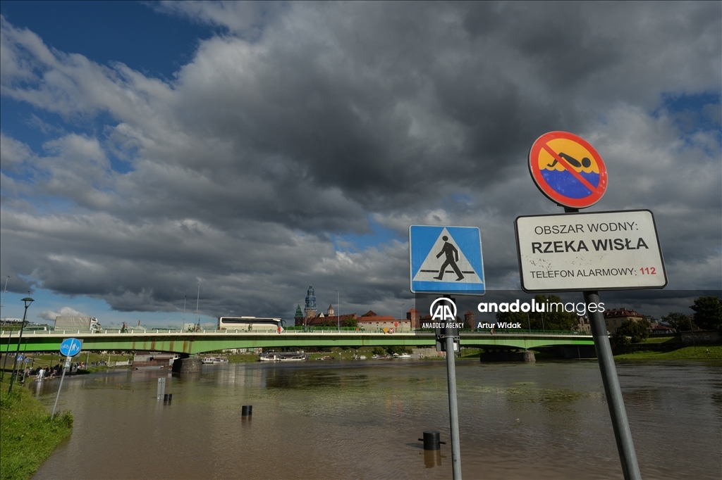 Heavy rain triggers floods, overflowing Vistula River in Southern Poland