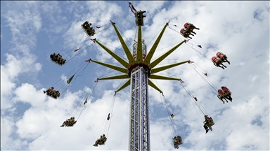 Amsterdam'daki lunapark vatandaşların ilgisini çekiyor