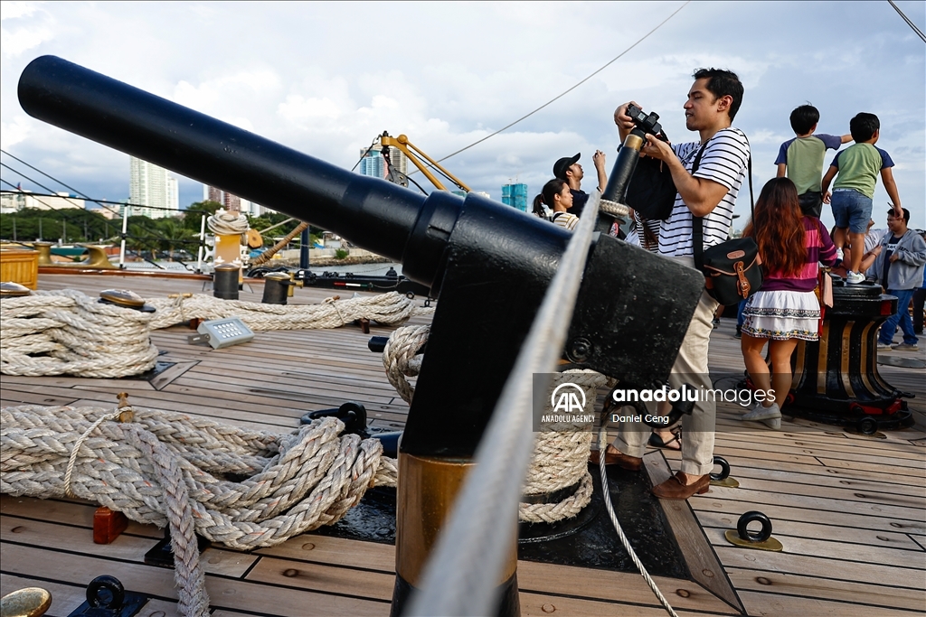 Парусник ВМС Италии Amerigo Vespucci причалил в порту Манилы
