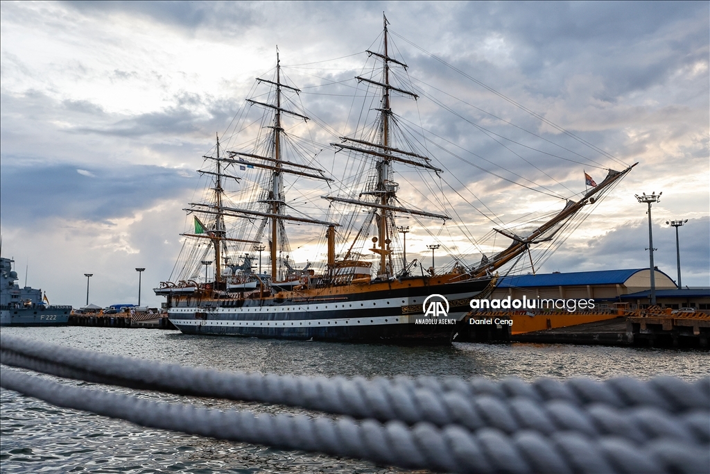 Парусник ВМС Италии Amerigo Vespucci причалил в порту Манилы