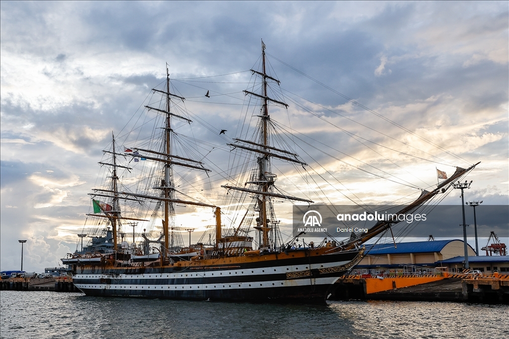 Парусник ВМС Италии Amerigo Vespucci причалил в порту Манилы