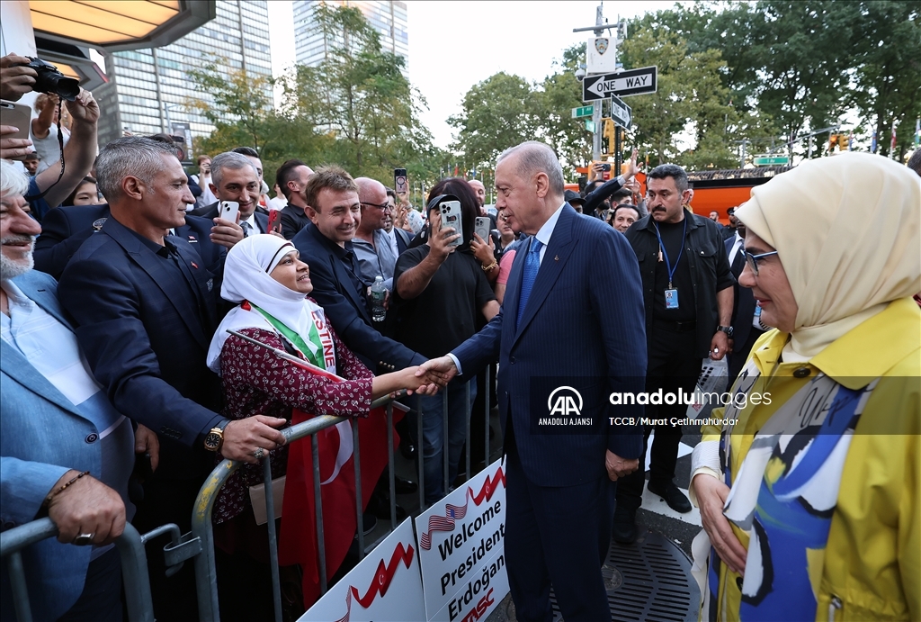 Cumhurbaşkanı Erdoğan, ABD'deki Türkevi girişinde sevgi gösterileriyle karşılandı