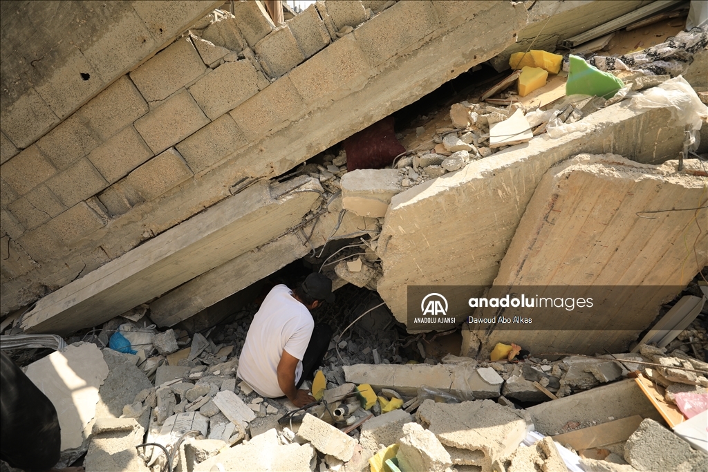 Şeyh Rıdvan Mahallesi'nde çöken 5 katlı bir binanın enkazındaki arama kurtarma çalışmaları