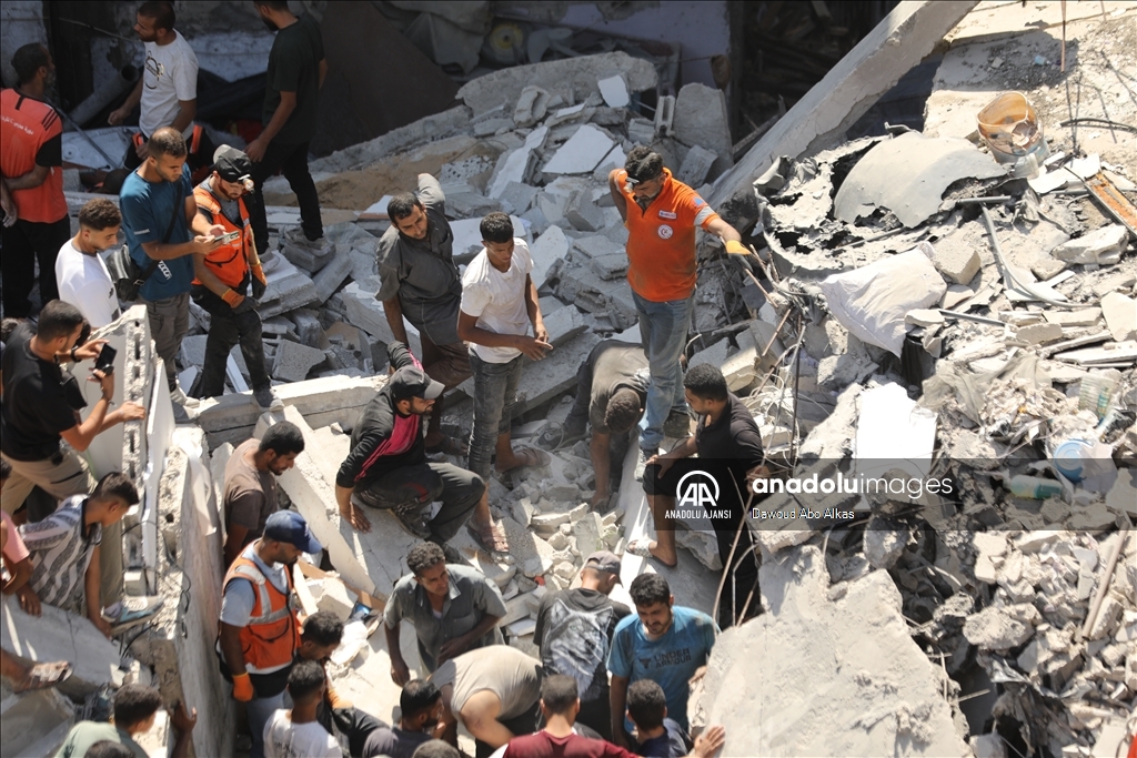 Şeyh Rıdvan Mahallesi'nde çöken 5 katlı bir binanın enkazındaki arama kurtarma çalışmaları