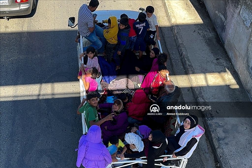 İsrail saldırıları nedeniyle Lübnan'ın güneyindeki halk bölgeden kaçıyor