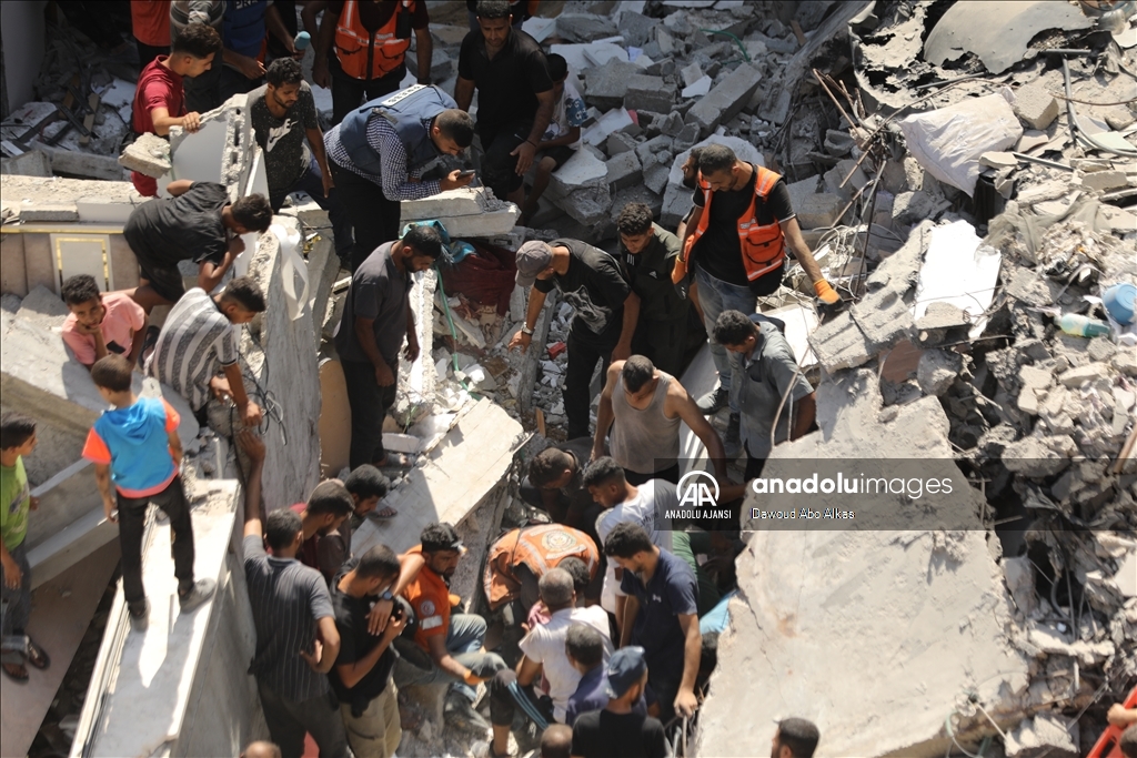 Şeyh Rıdvan Mahallesi'nde çöken 5 katlı bir binanın enkazındaki arama kurtarma çalışmaları