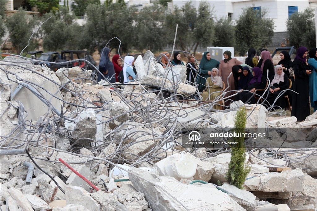 İsrail, işgal altındaki Batı Şeria'da Filistinlilere ait bir evi yıktı