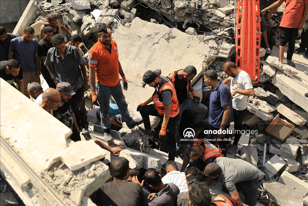 Şeyh Rıdvan Mahallesi'nde çöken 5 katlı bir binanın enkazındaki arama kurtarma çalışmaları