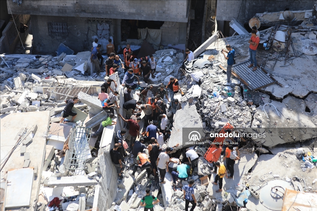 Şeyh Rıdvan Mahallesi'nde çöken 5 katlı bir binanın enkazındaki arama kurtarma çalışmaları