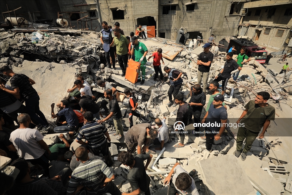 Şeyh Rıdvan Mahallesi'nde çöken 5 katlı bir binanın enkazındaki arama kurtarma çalışmaları