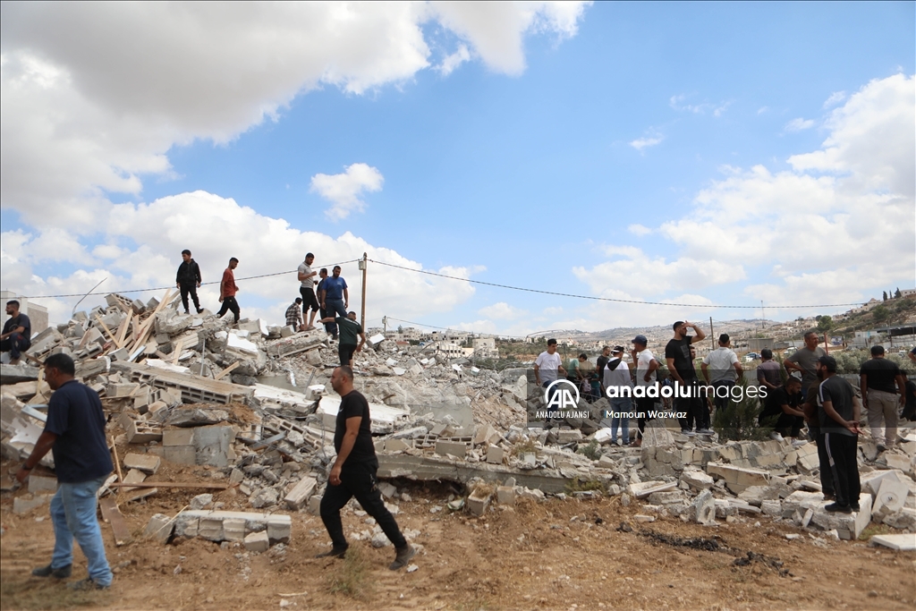İsrail, işgal altındaki Batı Şeria'da Filistinlilere ait bir evi yıktı