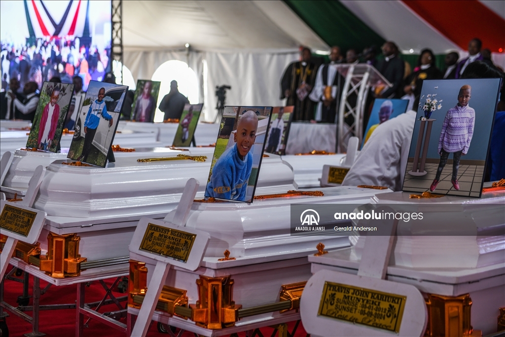 Kenya'da okulda çıkan yangında hayatını kaybeden öğrenciler için cenaze töreni düzenlendi
