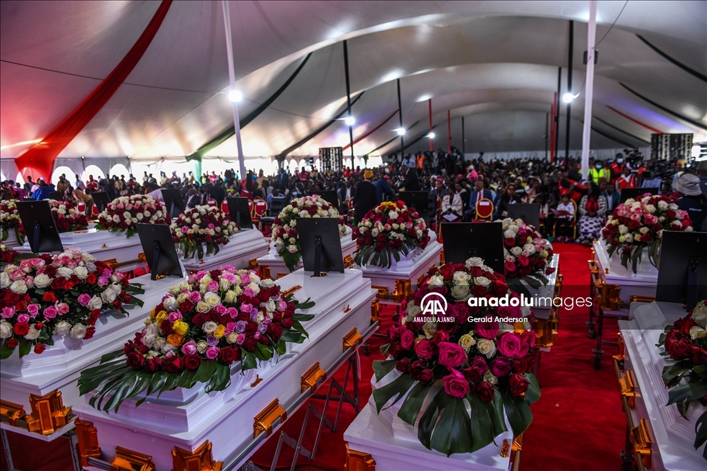 Kenya'da okulda çıkan yangında hayatını kaybeden öğrenciler için cenaze töreni düzenlendi
